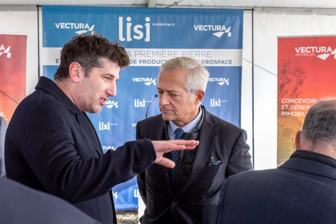 Échanges entre les dirigeants de LISI Aerospace et Vectura lors de la pose de la première pierre échanges entre les dirigeants de LISI Aerospace et Vectura lors du lancement de l’extension industrielle de Villefranche-de-Rouergue