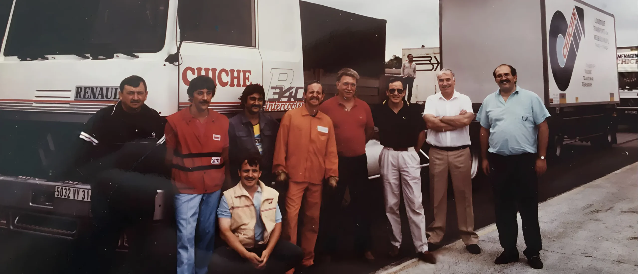Équipe des Déménagements Chiche en 1975 devant un camion Renault, à l’origine de Vectura Immobilier