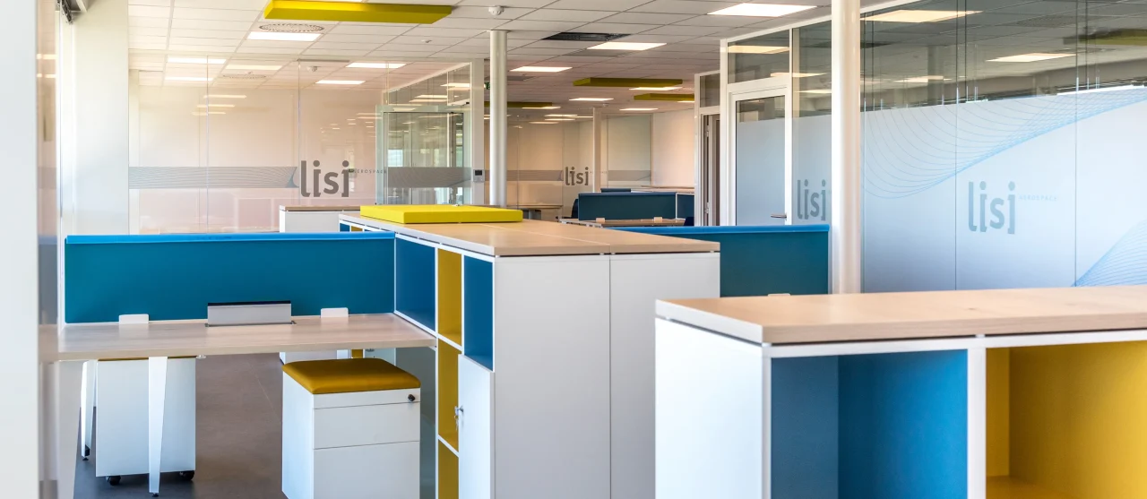 Espaces de bureaux modernes intégrés à une unité de production industrielle réalisée par Vectura pour Lisi Aerospace
