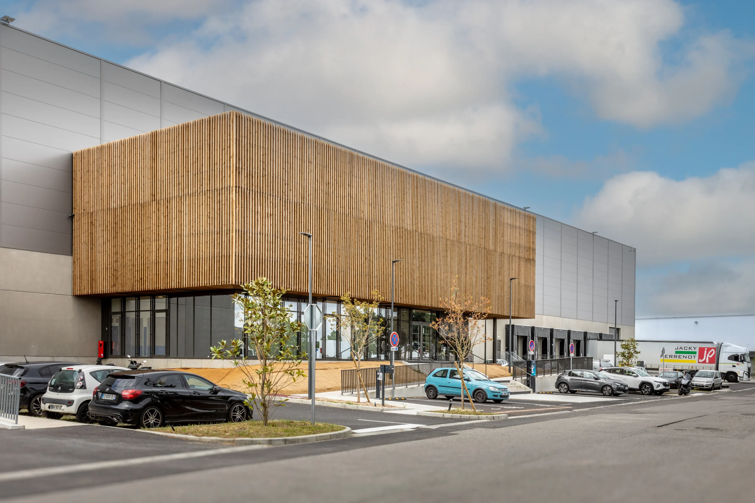Détail architectural d’un bâtiment d’entreprise restructuré
