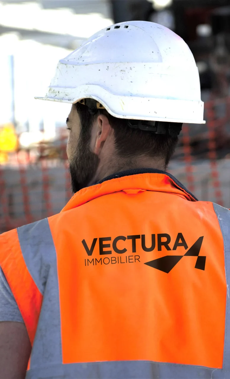 Collaborateur Vectura Immobilier sur chantier dans le cadre d’un projet d’immobilier d’entreprise durable