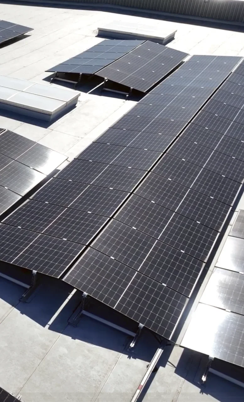 Installation de panneaux photovoltaïques sur toiture d’un bâtiment d’immobilier d’entreprise durable