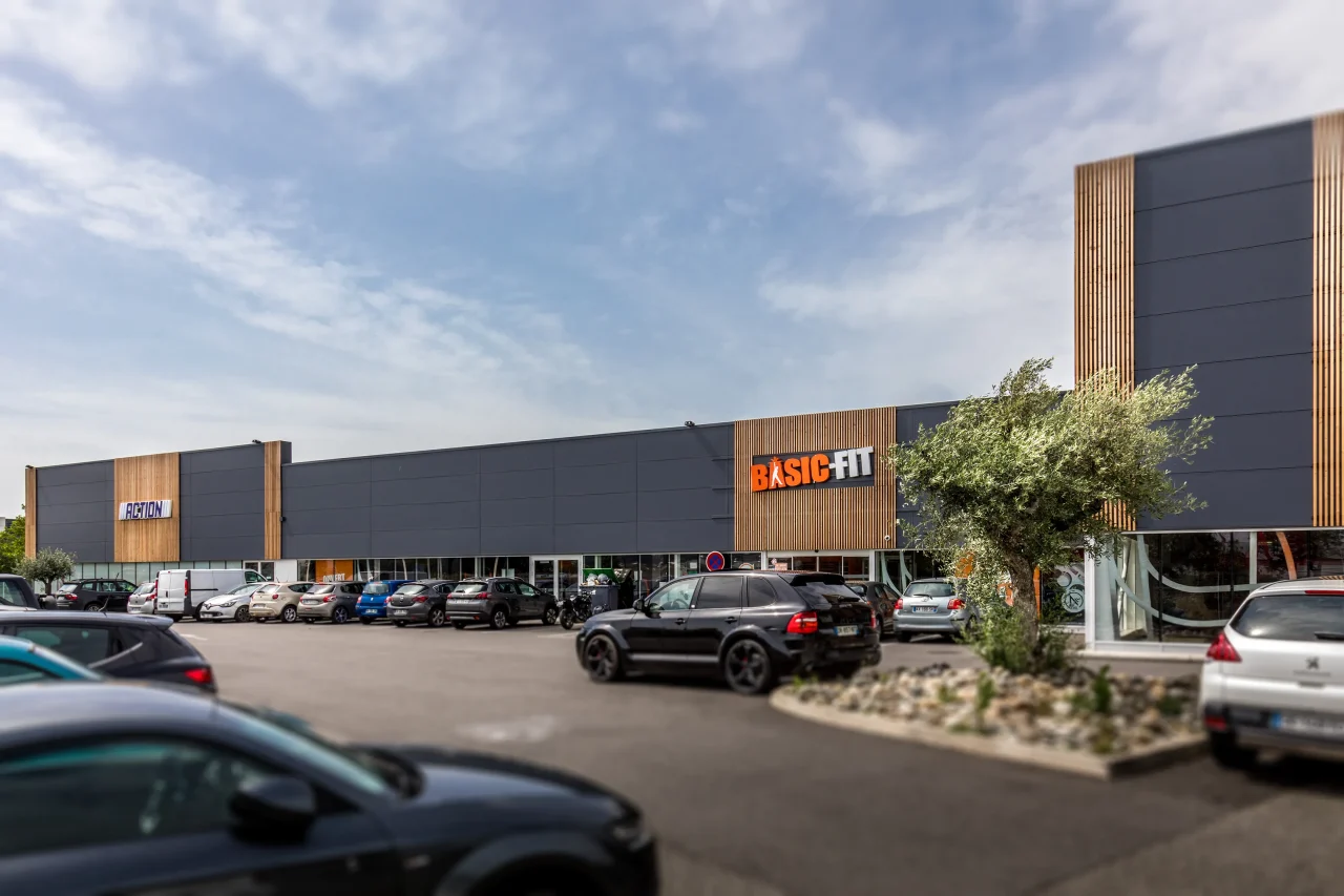 Parc d’activités avec commerces et services illustrant une opération de diversification immobilière réalisée par Vectura