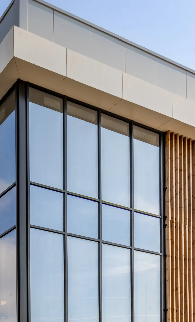 Façade à haute performance thermique avec protection solaire intégrée dans un bâtiment d’immobilier d’entreprise durable