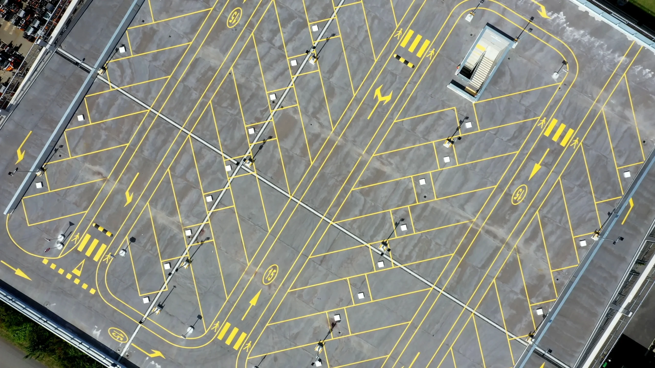 Plan de circulation et marquage au sol d’un site logistique aménagé pour optimiser les flux poids lourds et véhicules