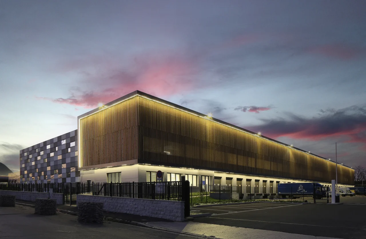 Plateforme logistique moderne développée par Vectura Immobilier avec façade architecturale et quais de chargement
