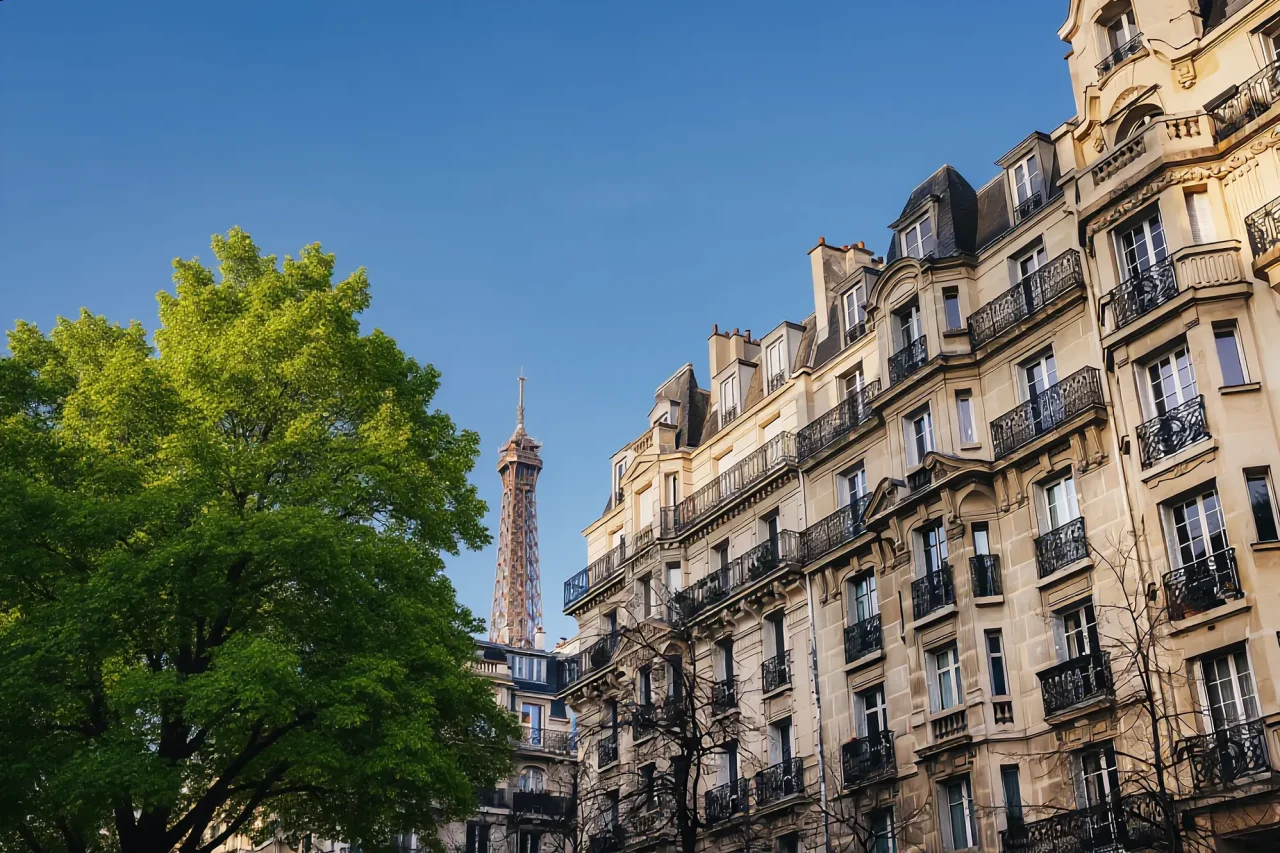 Architecture haussmannienne à Paris avec la Tour Eiffel illustrant la proximité d’une grande métropole française