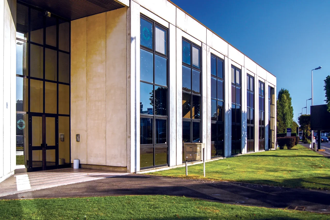 Façade immeuble mixte bureaux activités Fontenay-sous-Bois avec grandes baies vitrées verticales