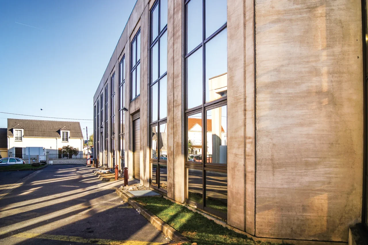 Façade latérale immeuble bureaux activités Fontenay-sous-Bois avec grandes ouvertures verticales