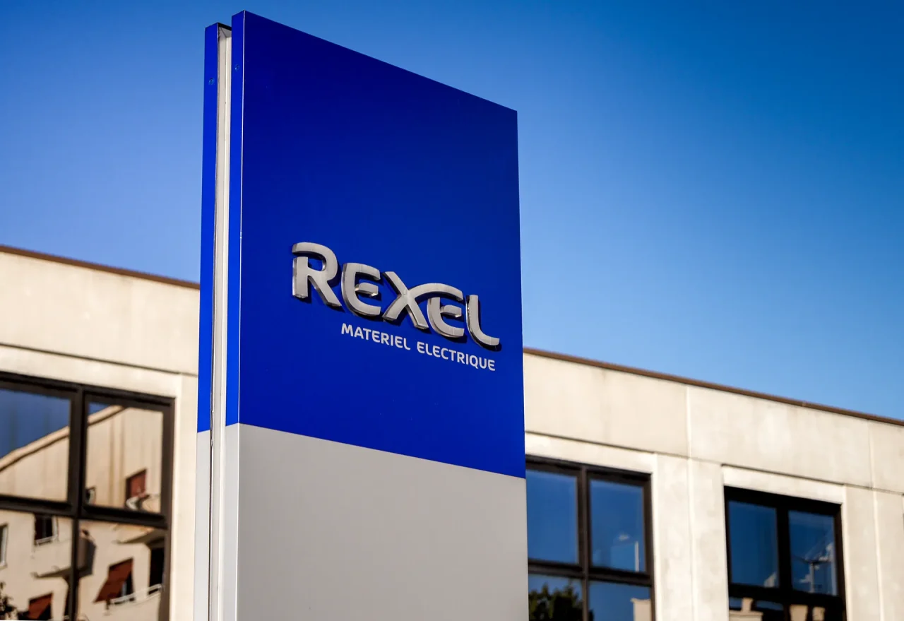 Totem Rexel devant immeuble d’activités et bureaux à Fontenay-sous-Bois