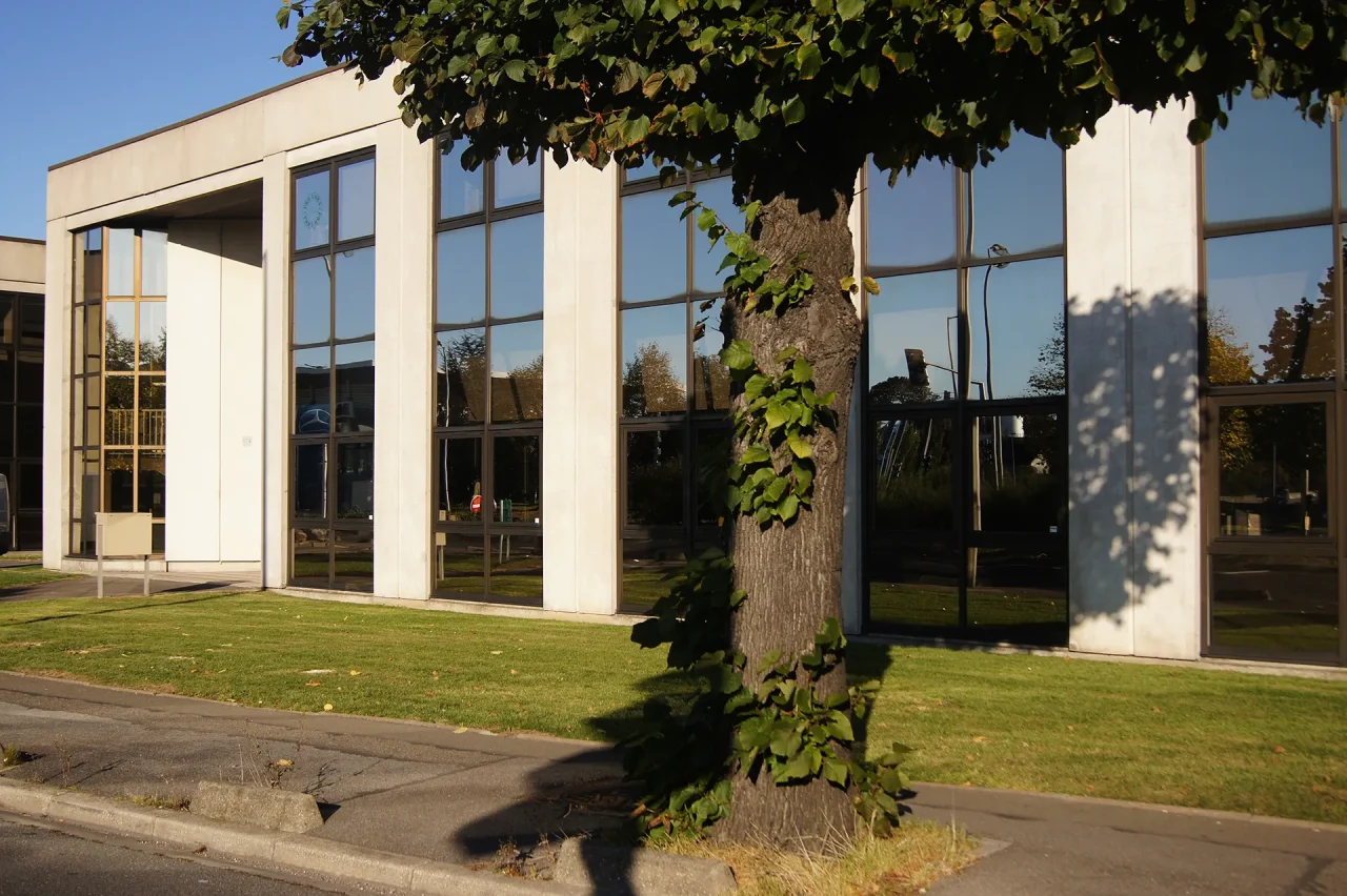Façade immeuble bureaux activités avec espaces verts à Fontenay-sous-Bois