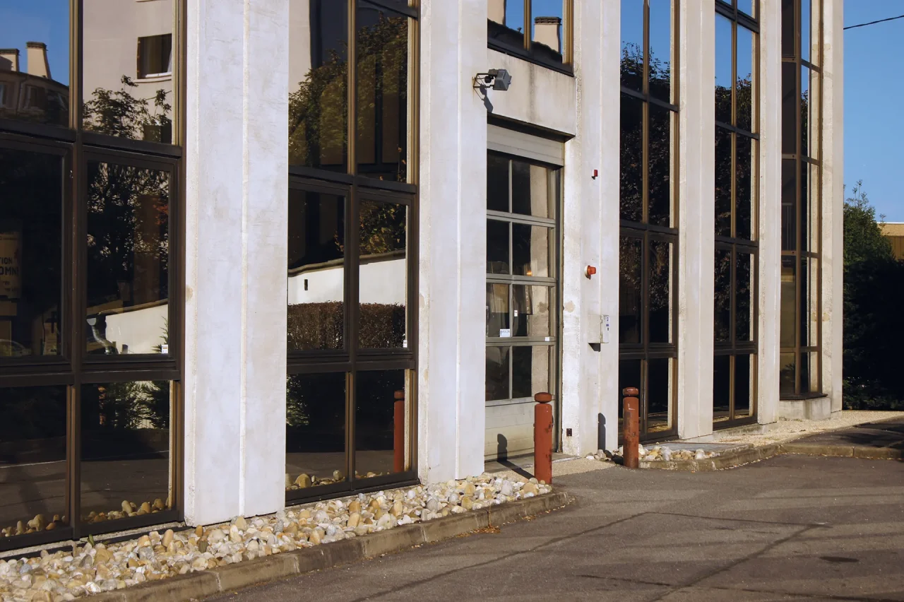Détail façade immeuble activités avec accès et vitrages verticaux Fontenay-sous-Bois