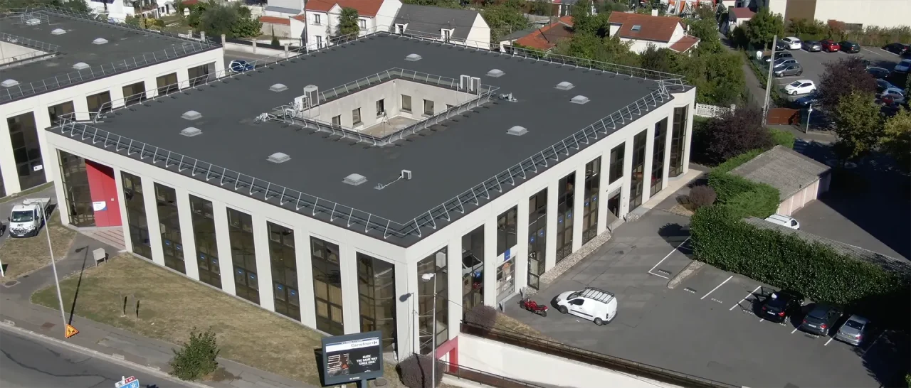 Vue aérienne immeuble mixte Vectura à Fontenay-sous-Bois avec parking et environnement urbain