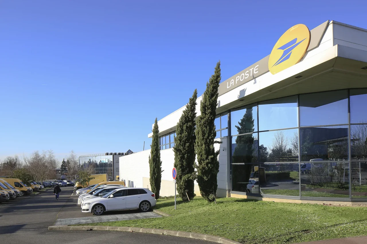 Plateforme logistique La Poste à Bry sur Marne développée par Vectura