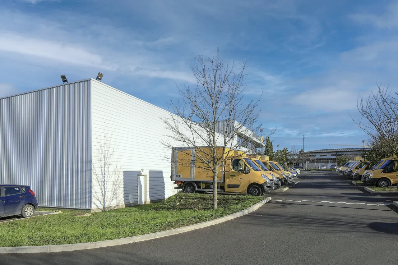 Entrepôt logistique de distribution colis situé à Bry sur Marne près de Paris