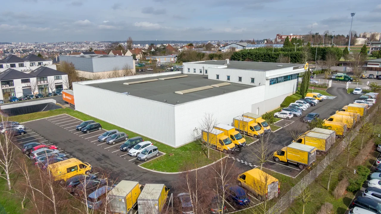 Site logistique La Poste avec stationnement et accès véhicules à Bry sur Marne