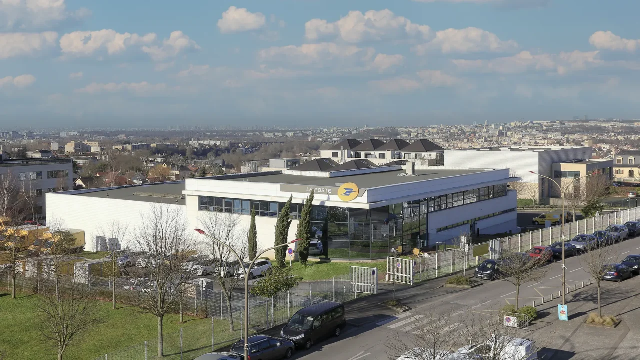 Plateforme de messagerie La Poste à Bry sur Marne en première couronne parisienne