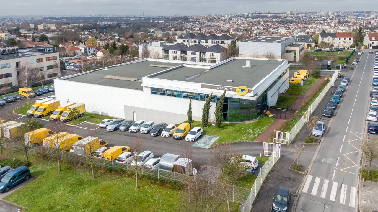 Vue aérienne de la plateforme logistique La Poste à Bry sur Marne en bordure de l A4 et de l A86