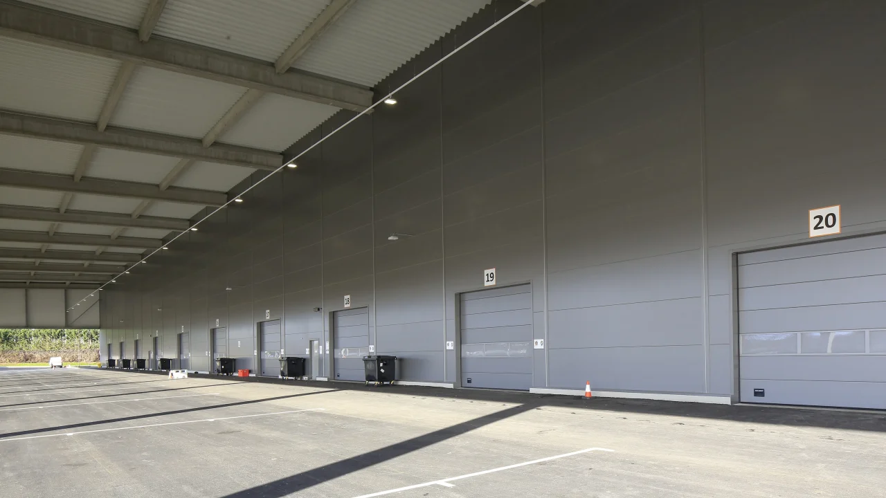 Vectura Last Mile Cergy bâtiment logistique et auvents de chargement