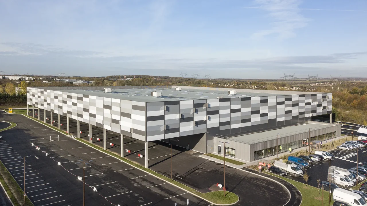 Vue aérienne de la messagerie last mile Vectura à Cergy Parc de l’Horloge pour Amazon