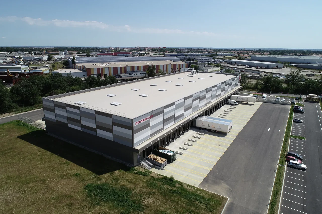Bâtiment logistique Mondial Relay dans le parc Vectura à Colomiers