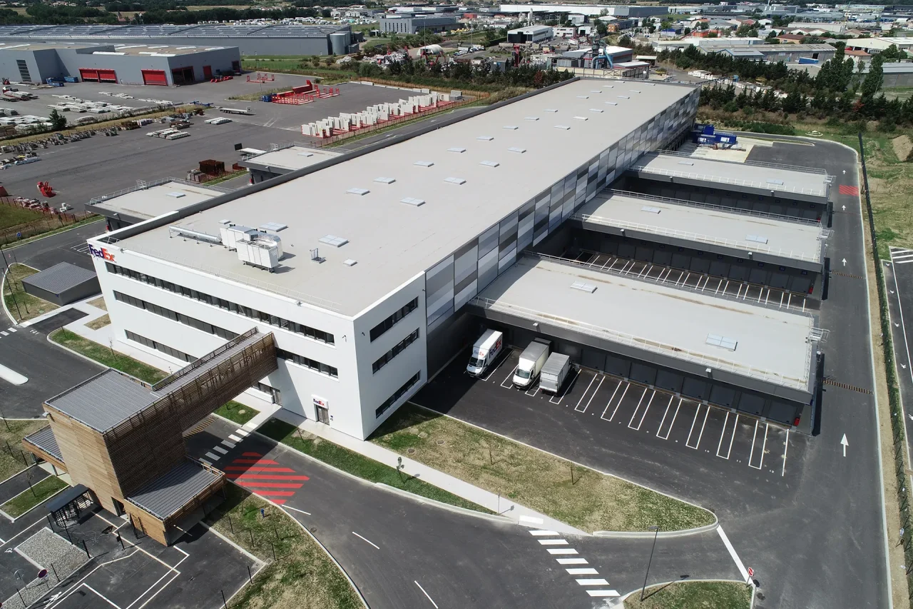 Plateforme de messagerie FedEx à Colomiers avec quais et zones de distribution