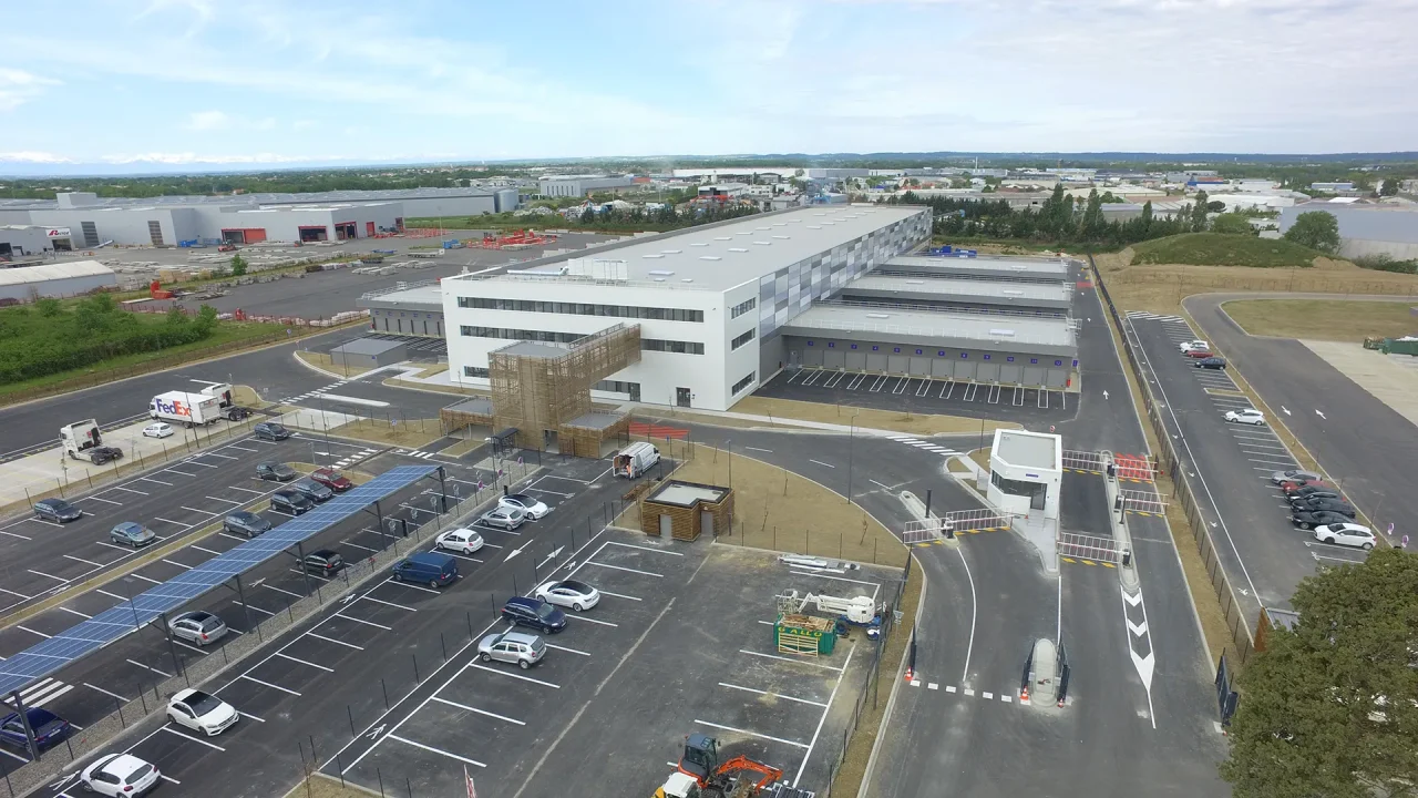 Vue aérienne de la messagerie FedEx à Colomiers