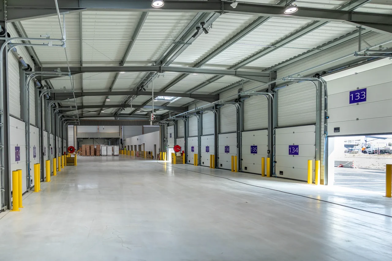 Zone de crossdocking dans le parc logistique dédiéeà la messagerie du dernier kilomètre