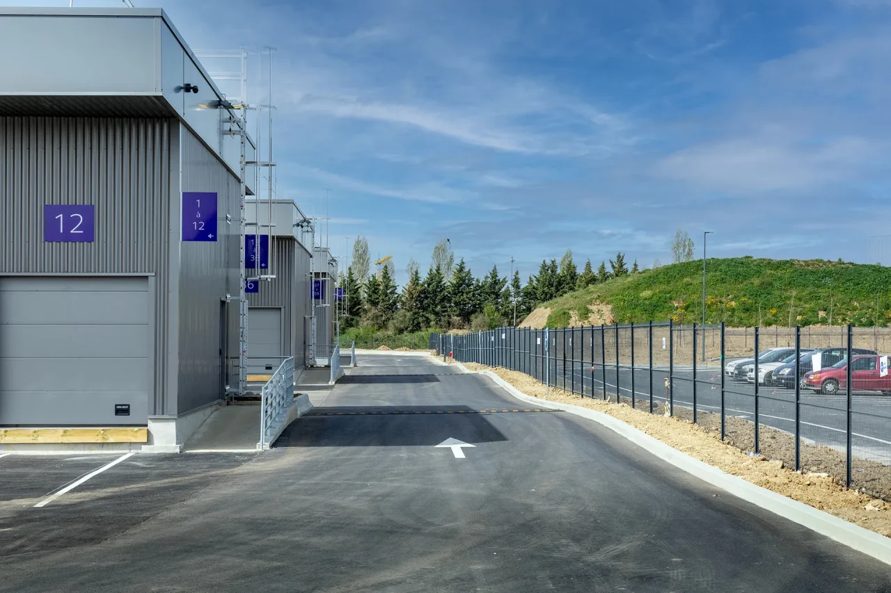 Zone de circulation véhicules légers dans le parc logistique
