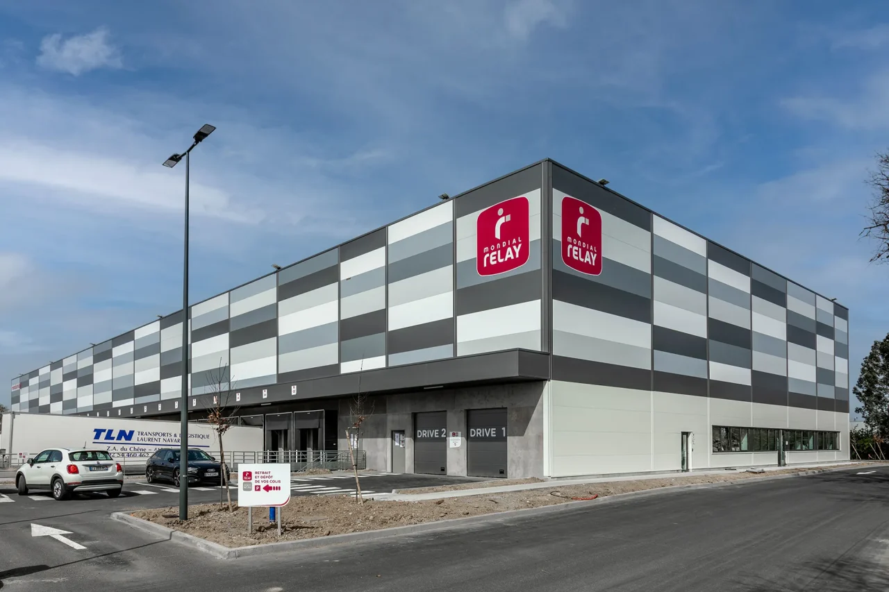 Façade moderne du bâtiment logistique Mondial Relay
