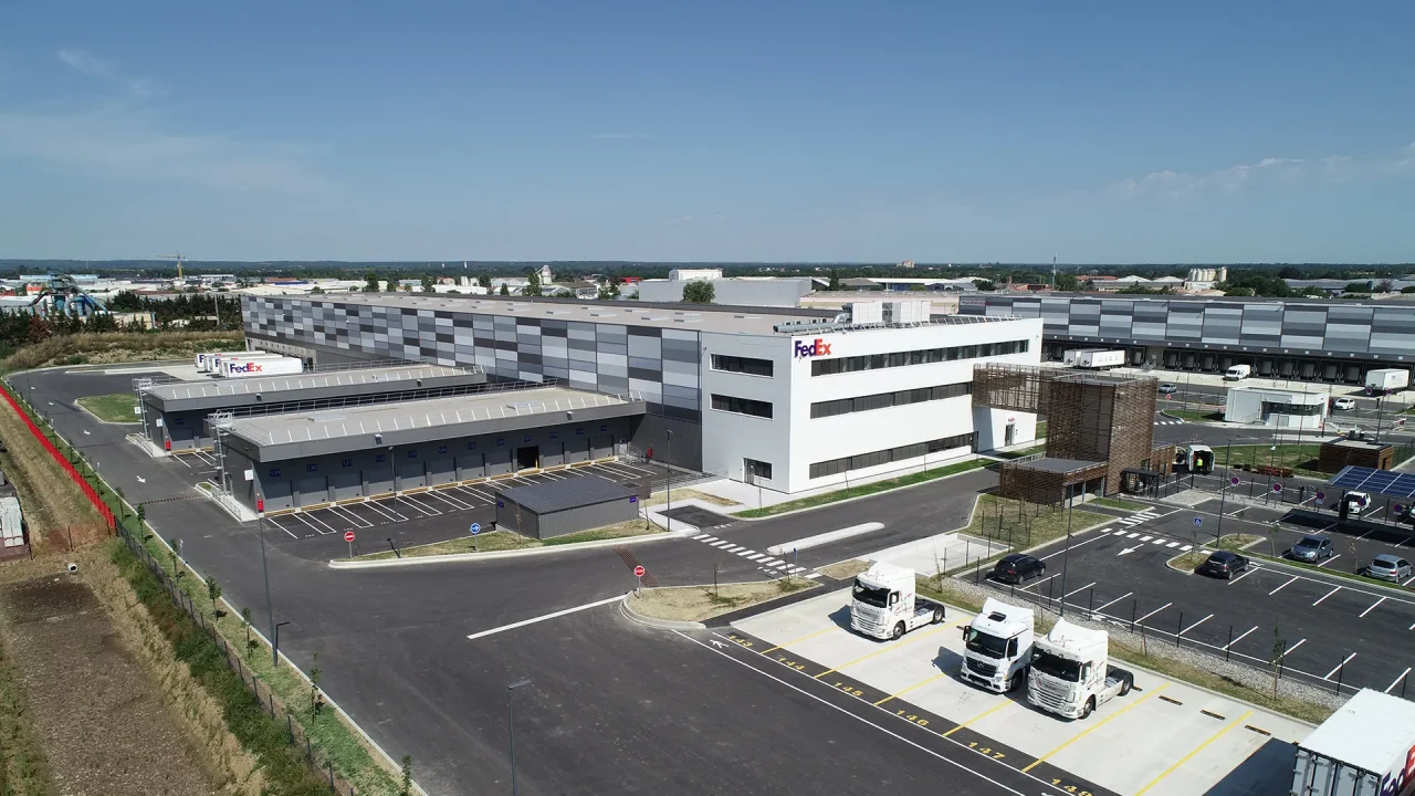 Plateforme logistique FedEx à Colomiers avec quais de messagerie et zone de stationnement poids lourds