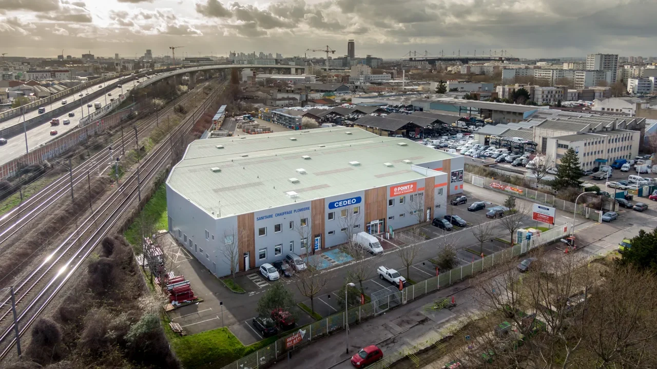 Vue aérienne de la plateforme logistique à La Courneuve développée par Vectura