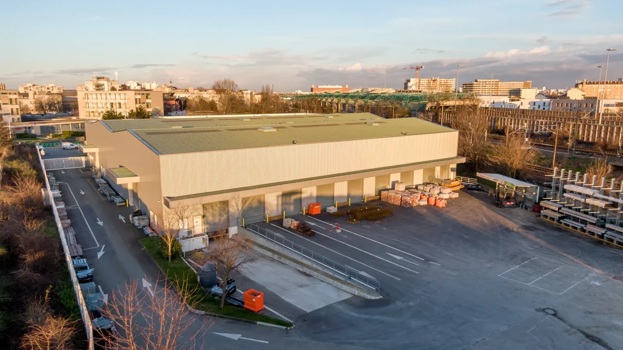 Quais et zone logistique de la plateforme last mile POINT P CEDEO à La Courneuve