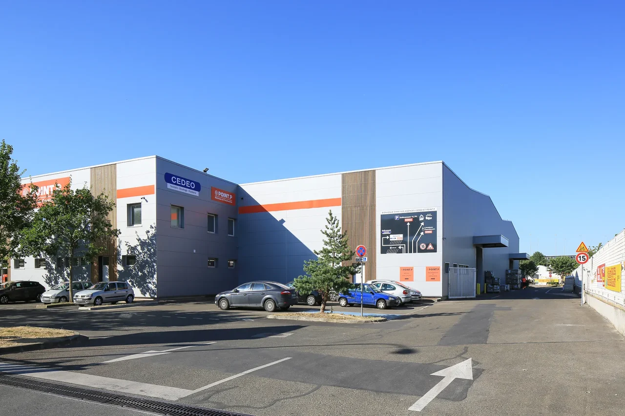 Façade de l'entrepôt last mile de La Courneuve occupé par POINT P et CEDEO