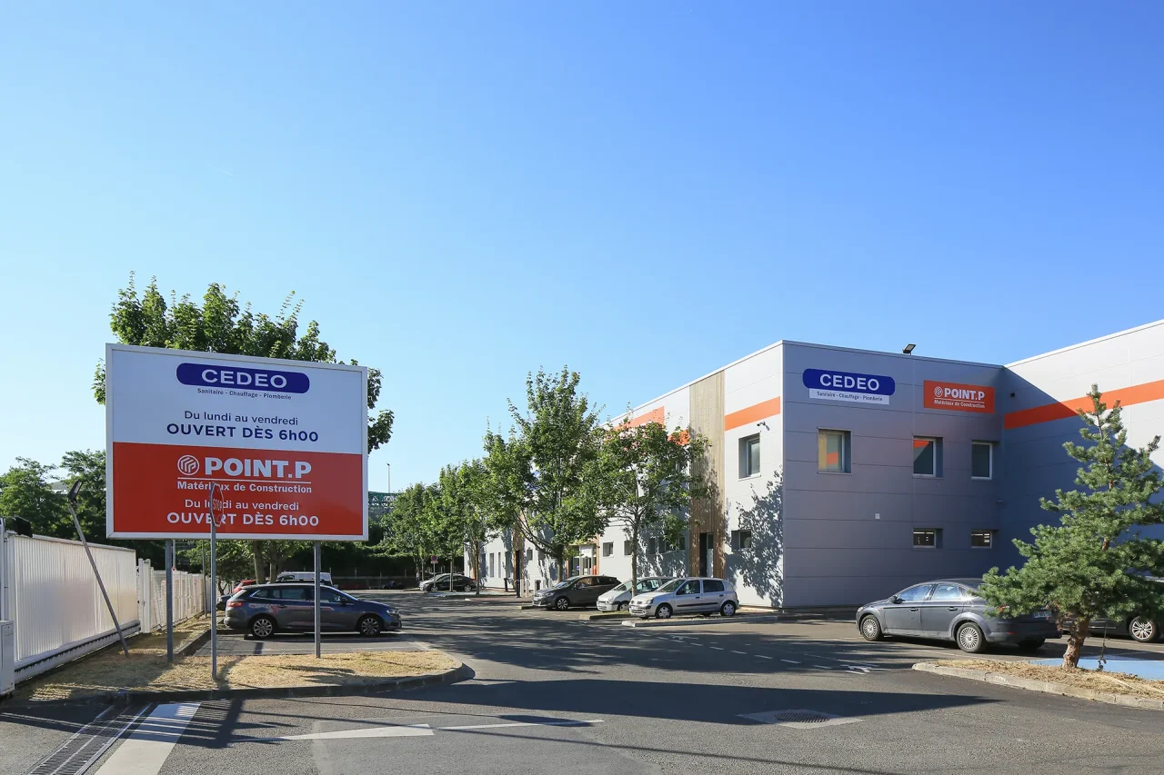 Zone de stationnement et accès du site logistique Vectura Last Mile La Courneuve