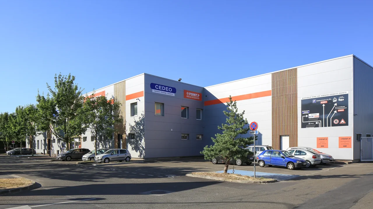 Façade du bâtiment logistique POINT P et CEDEO à La Courneuve restructuré par Vectura