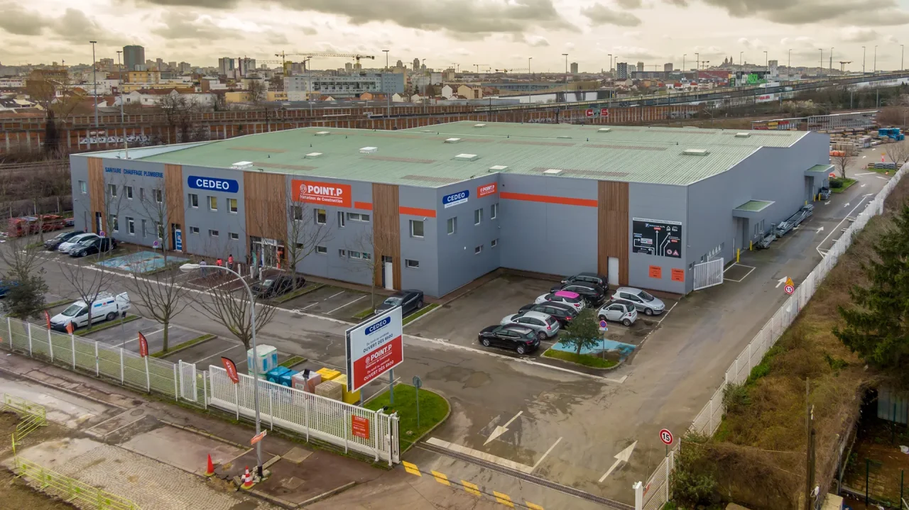 Vue aérienne de la plateforme logistique POINT P et CEDEO à La Courneuve développée par Vectura