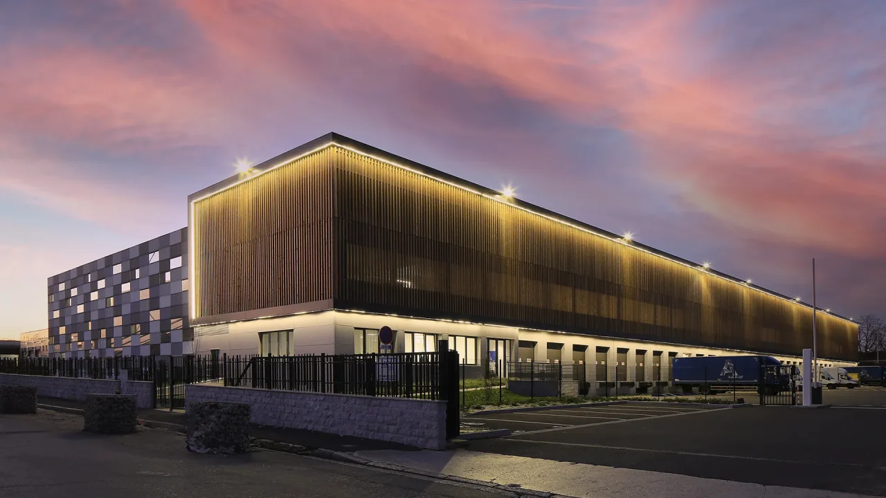 Façade éclairée de la plateforme logistique Vectura Last Mile au Blanc-Mesnil