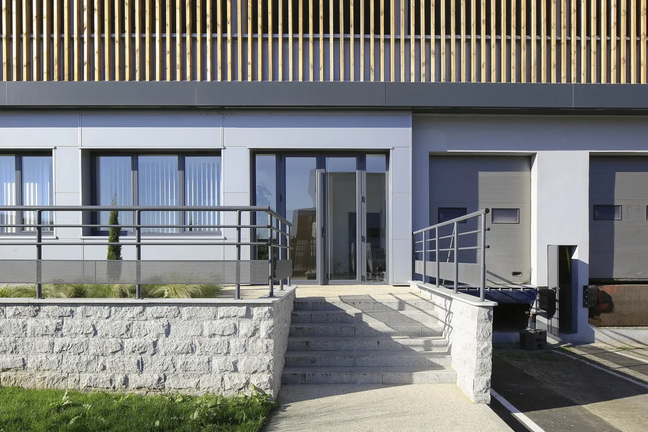 Entrée bureaux de la messagerie du dernier kilomètre au Blanc-Mesnil