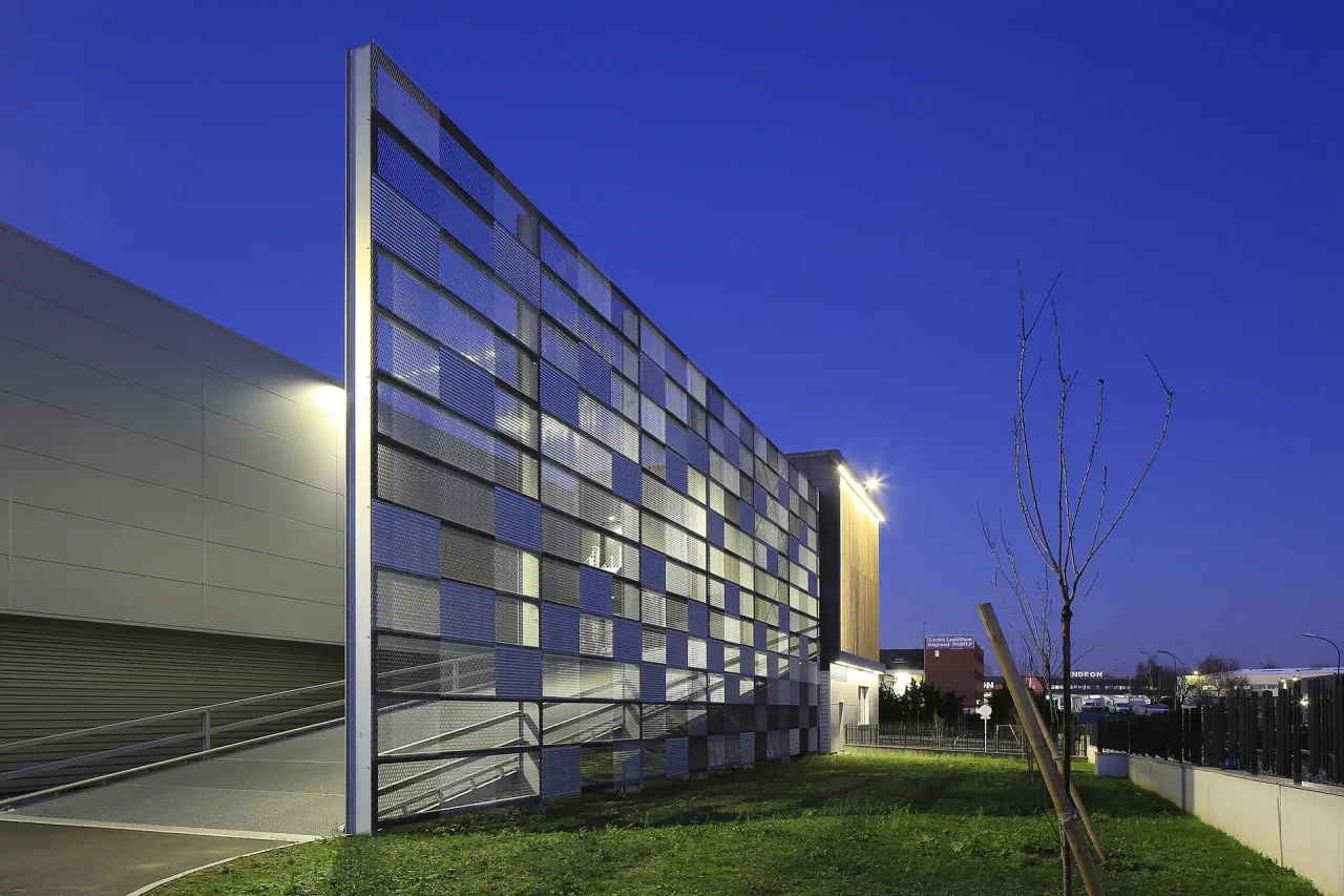 Entrée parking couvert de la plateforme logistique Vectura