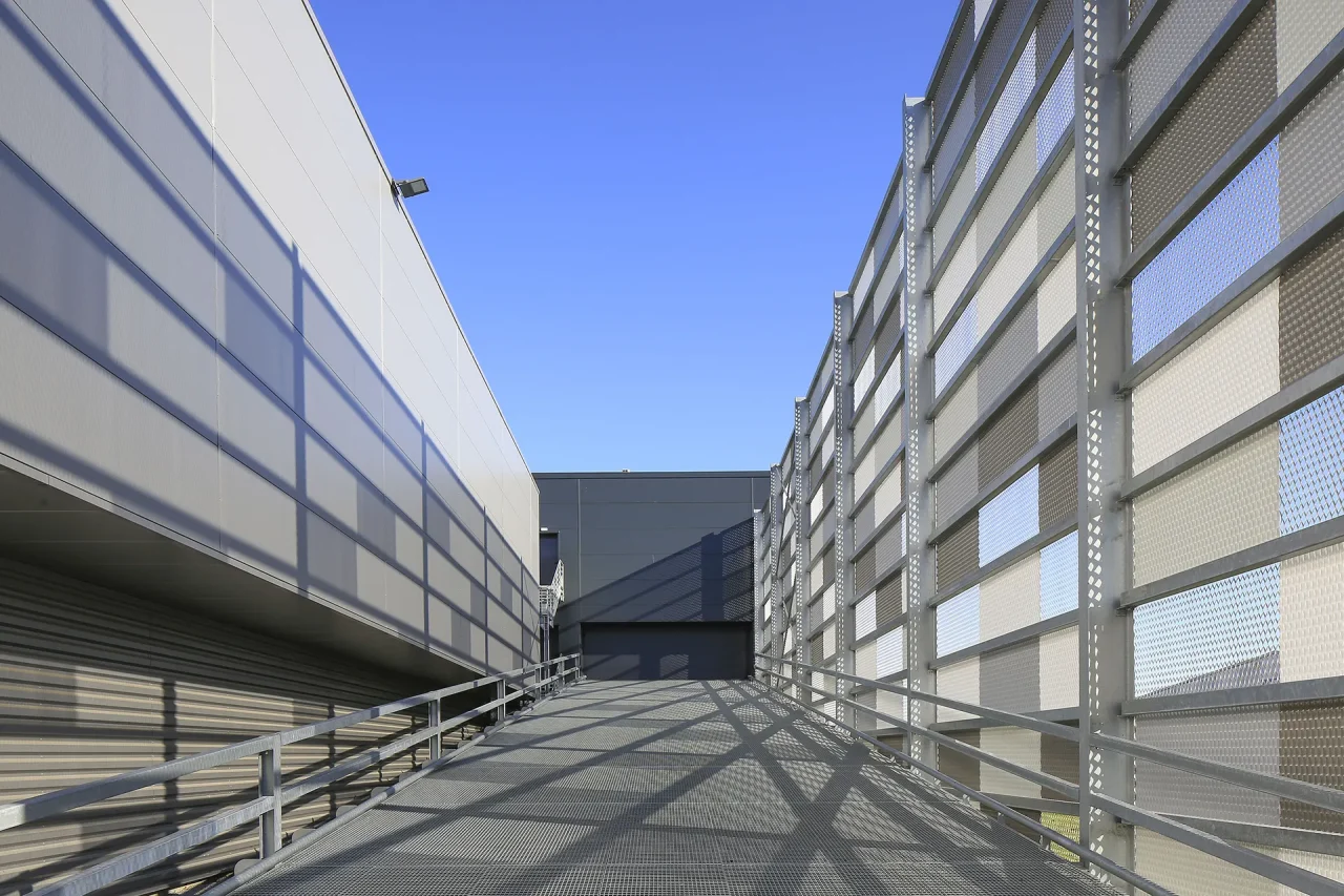Rampe d'accès au parking couvert de la plateforme du Blanc-Mesnil