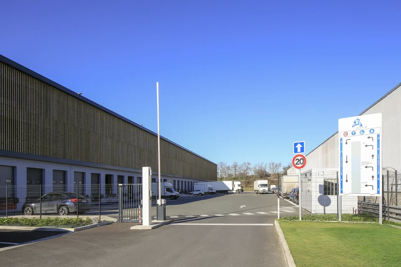 Vue extérieure de la plateforme de distribution du dernier kilomètre