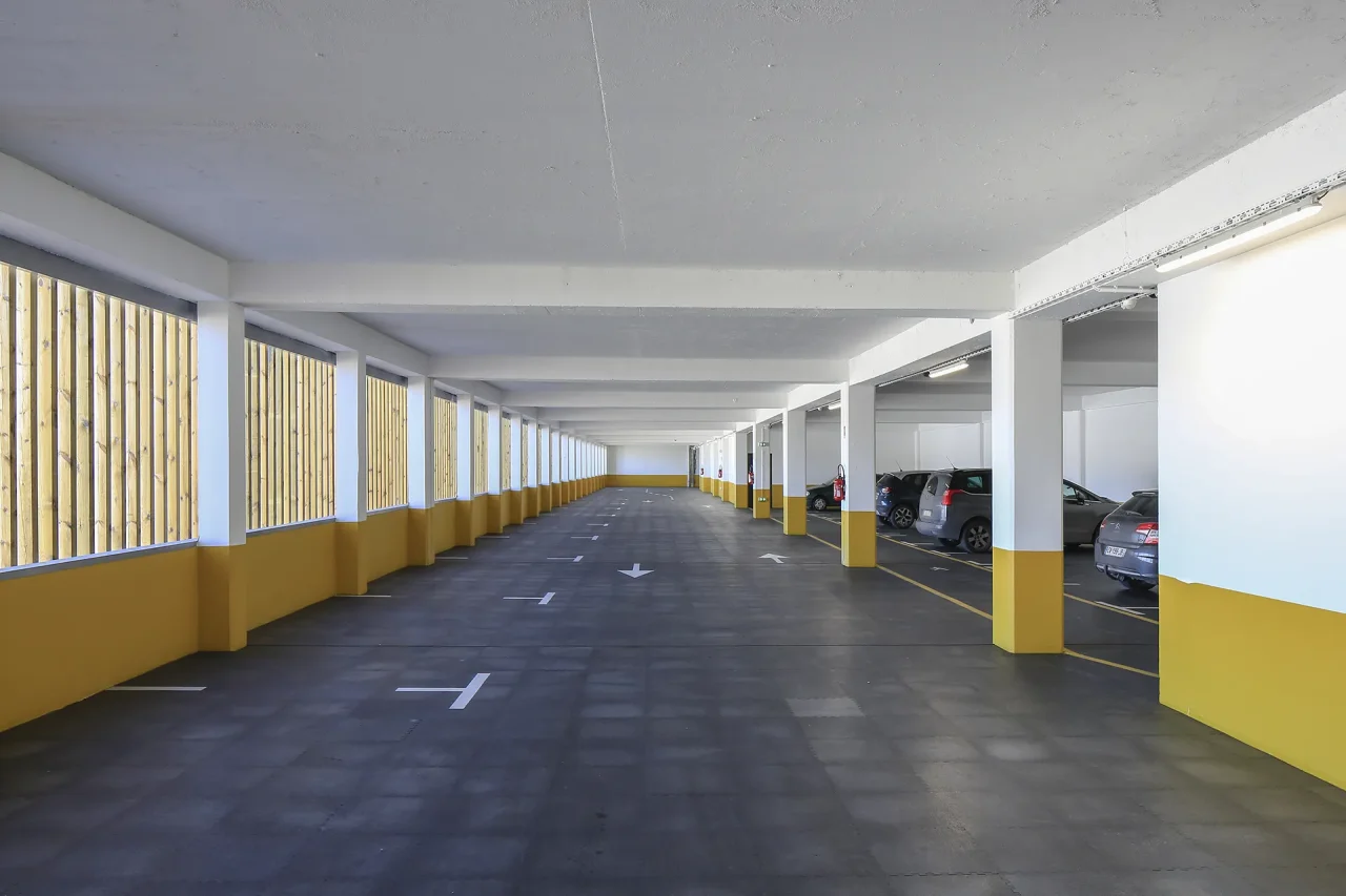 Parking couvert de messagerie last mile restructuré par Vectura au Blanc-Mesnil