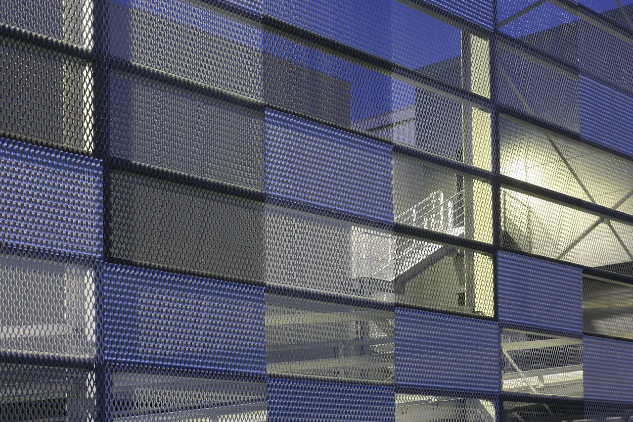 Façade en métal déployé du bâtiment logistique Vectura au Blanc-Mesnil