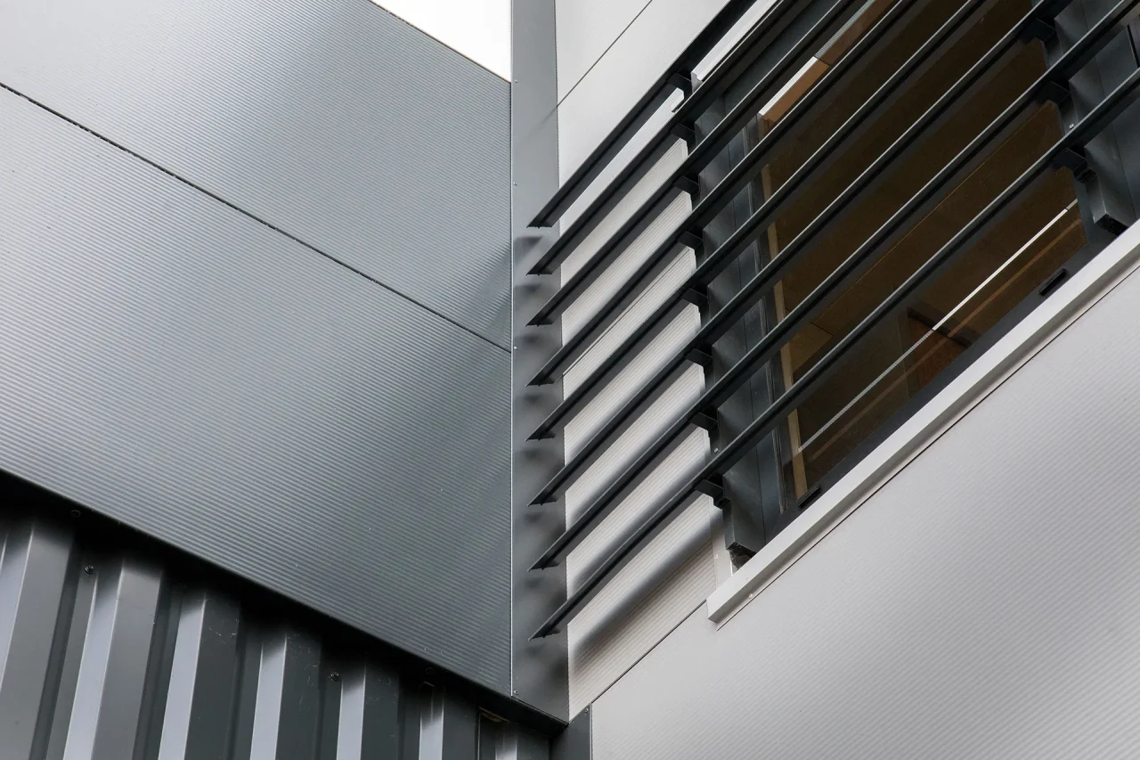 Façades contemporaines du bâtiment last mile Médiapost à Mérignac