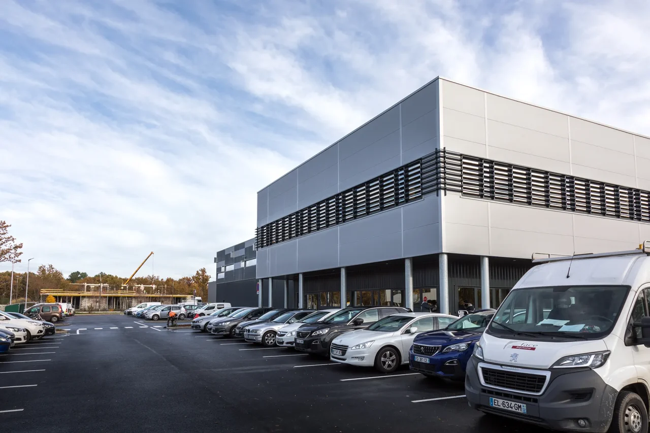 Zone de stationnement et accès au site logistique Médiapost Mérignac