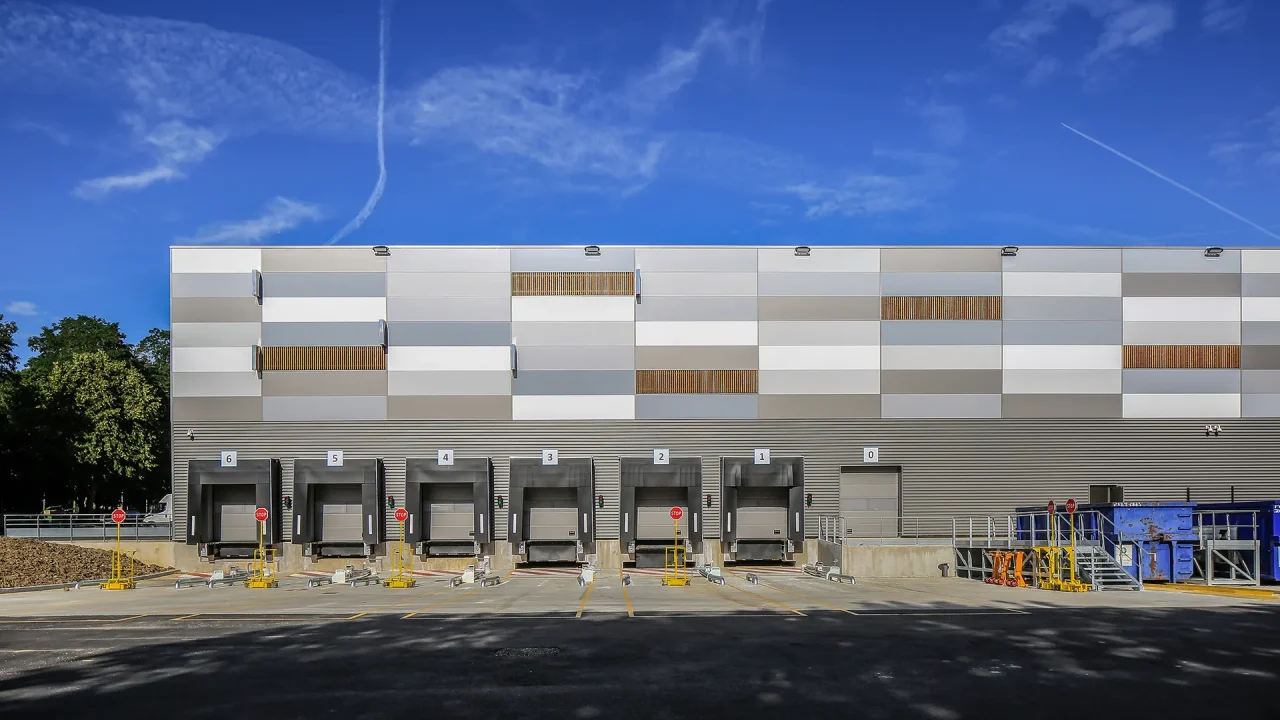 Quais de chargement de la plateforme Amazon Noisy-le-Grand