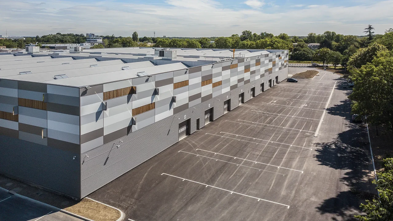Vue aérienne de la plateforme logistique Amazon Vectura à Noisy-le-Grand