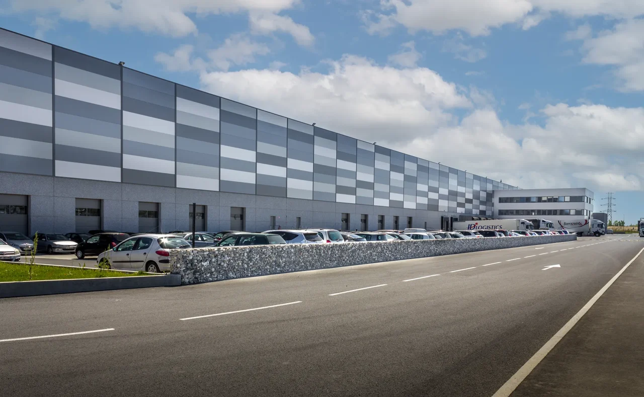 Entrepôt logistique Muret Toulouse avec façade longue et parking véhicules légers