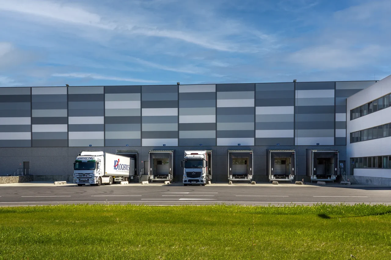 Quais logistiques Muret Toulouse avec camions en chargement et portes à quai